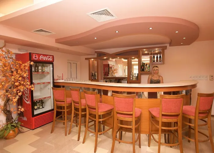 Hotel семеен елена палас 2*